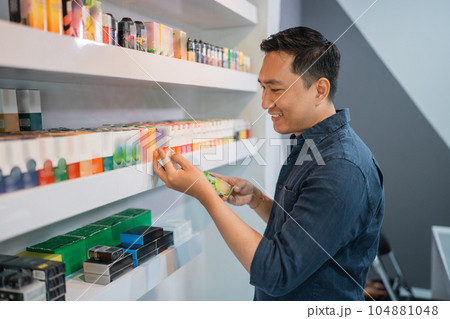 the male shopkeeper taking the e liquid 104881048