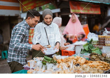 muslim couple are shopping in a food stall or street vendor 104881348