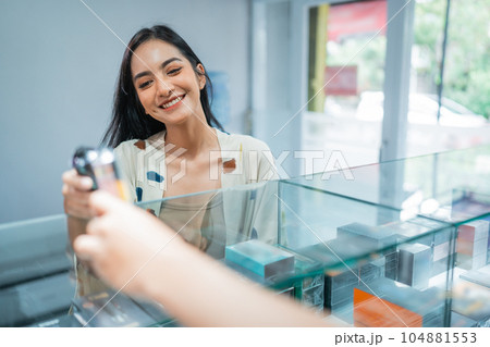 beautiful customer smiling while choosing the vape mods 104881553