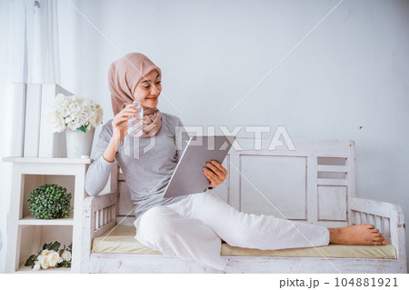 muslim hijab woman watching home work out tutorial from tablet 104881921