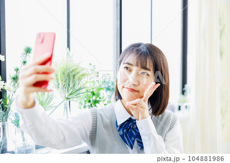 スマホで自撮りする女子高生 104881986