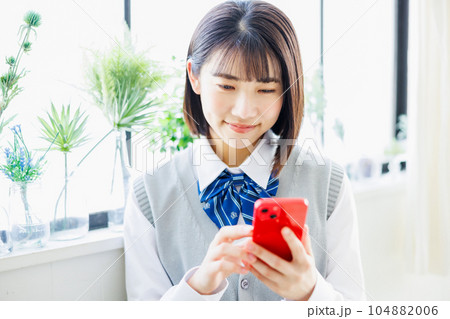スマホを操作する女子高生 104882006