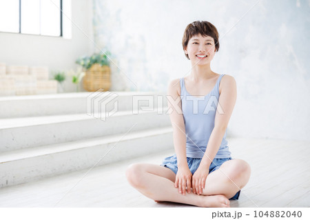 ストレッチをする女性 104882040