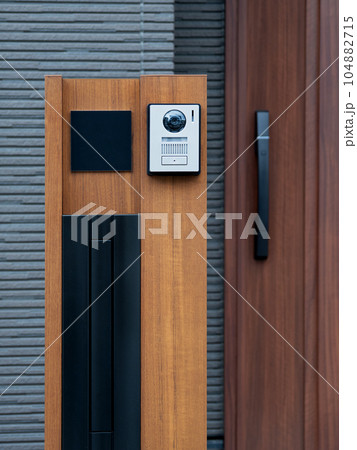 住宅のポスト付きインターホン 104882715