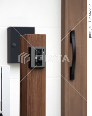 住宅のポスト付きインターホン 104882717