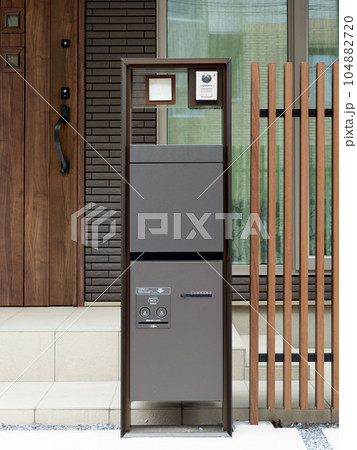 住宅のポスト付きインターホン 104882720