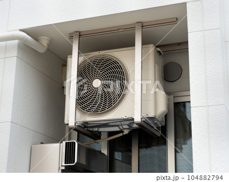 ベランダに設置された室外機 ベランダに設置された室外機 104882794