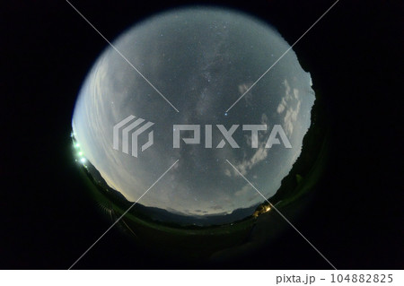 北杜市武川町、中天の天の川と夏の大三角（魚眼レンズ） 104882825