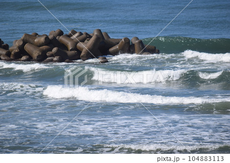 海岸の波消しブロック 海岸の波消しブロック 104883113