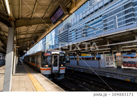 【名古屋駅】駅を発車する快速みえ51号 【名古屋駅】駅を発車する快速みえ51号 104883171