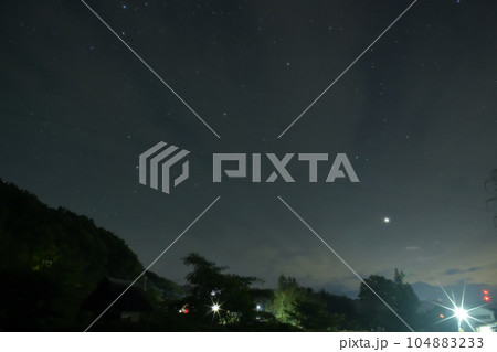 北杜市武川町、未明の東の空に昇って輝く木星 104883233