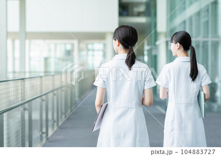病院で働く若い女性看護師 病院で働く若い女性看護師 104883727