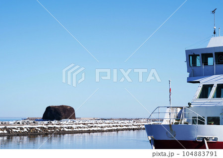 流氷砕氷船おーろらと帽子岩 北海道 流氷砕氷船おーろらと帽子岩 北海道 104883791