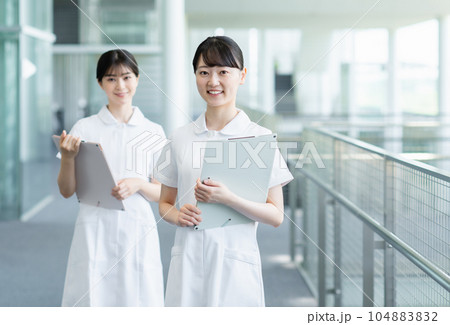 病院で働く若い女性看護師 病院で働く若い女性看護師 104883832