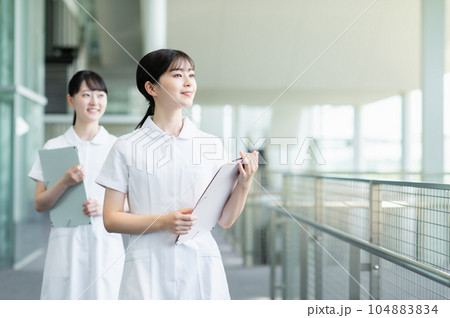 病院で働く若い女性看護師 104883834