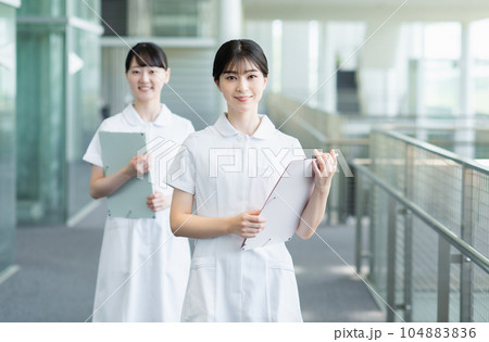 病院で働く若い女性看護師 病院で働く若い女性看護師 104883836