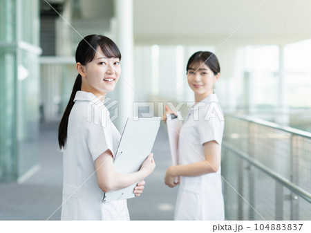 病院で働く若い女性看護師 病院で働く若い女性看護師 104883837