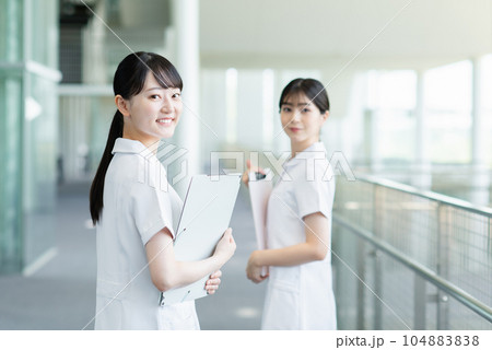 病院で働く若い女性看護師 104883838