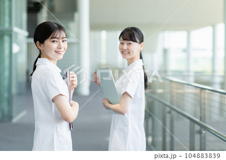 病院で働く若い女性看護師 104883839