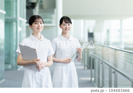 病院で働く若い女性看護師 104883866