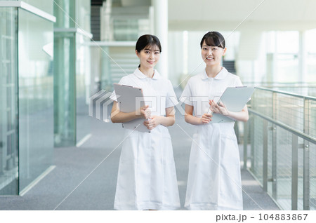 病院で働く若い女性看護師 病院で働く若い女性看護師 104883867