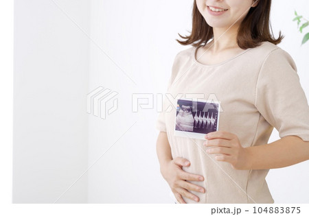 妊娠検査のエコー写真を持つ若い女性 妊娠検査のエコー写真を持つ若い女性 104883875