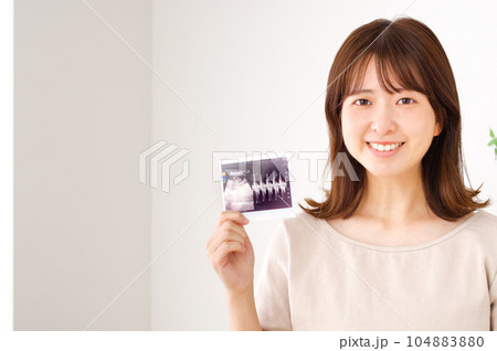 妊娠検査のエコー写真を持つ若い女性 妊娠検査のエコー写真を持つ若い女性 104883880