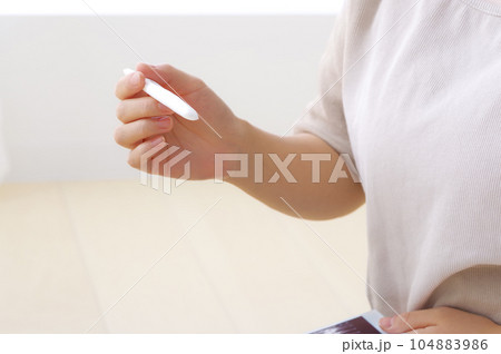妊娠のセルフチェックをする女性 104883986