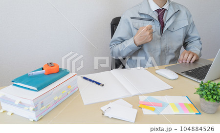 働きながら資格取得を目指す建設系ビジネスマン イメージ 104884526