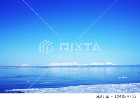 3月のオホーツク海と知床連山　北海道 104884755