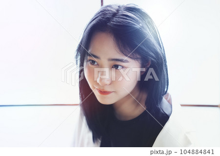 フェミニンな雰囲気の若い女性のアップ フェミニンな雰囲気の若い女性のアップ 104884841