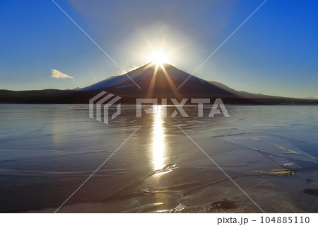 【山梨県】冬のダイヤモンド富士（山中湖） 104885110