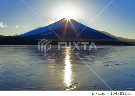 【山梨県】冬のダイヤモンド富士（山中湖） 104885116