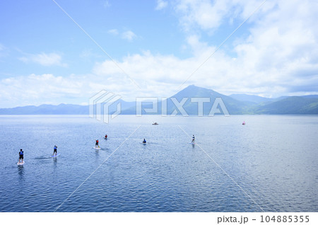 夏の支笏湖（サップボードを楽しむ人々） 104885355