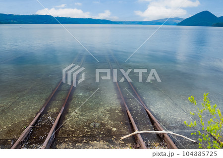北海道、湖底に向かって沈んでいく線路 104885725