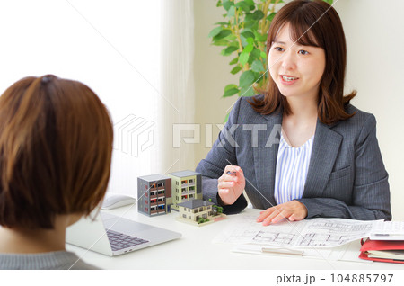 相談者と住宅の打ち合わせをする女性 相談者と住宅の打ち合わせをする女性 104885797