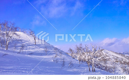 快晴の富良野スキー場の富良野ゾーンの雪景色と北の峰ゾーンの上級者用オフピステのプレミアコースの景観 快晴の富良野スキー場の富良野ゾーンの雪景色と北の峰ゾーンの上級者用オフピステのプレミアコースの景観 104885840