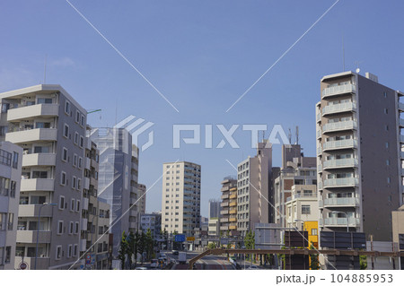 東京　北区王子　歩道橋からの風景　 104885953