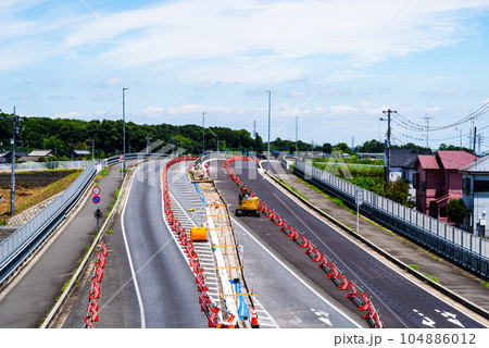幹線道路の橋梁4車線化工事 埼玉県道27号東松山鴻巣線 2023.07　a-5 高彩度コントラスト 104886012