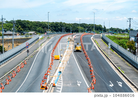 幹線道路の橋梁4車線化工事 埼玉県道27号東松山鴻巣線 2023.07　b-4 ライトカラー 104886016