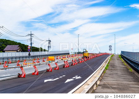 幹線道路の橋梁4車線化工事 埼玉県道27号東松山鴻巣線 2023.07　d-5 高彩度コントラスト 104886027