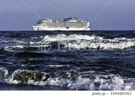 内灘海岸からの豪華客船ベリッシマ 104886302