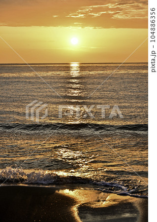 春の内灘海岸夕焼け 104886356
