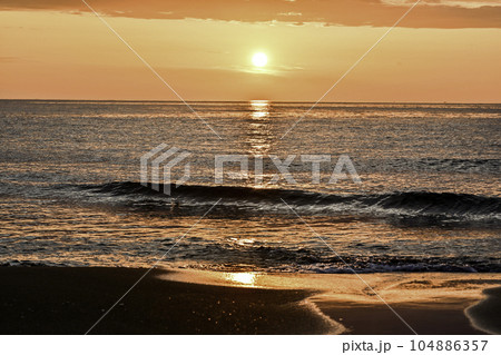春の内灘海岸夕焼け 春の内灘海岸夕焼け 104886357