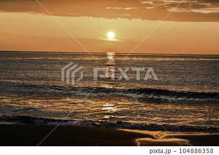 春の内灘海岸夕焼け 春の内灘海岸夕焼け 104886358