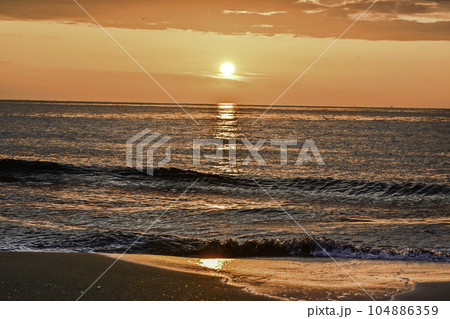 春の内灘海岸夕焼け 104886359