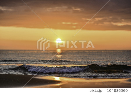 春の内灘海岸夕焼け 104886360