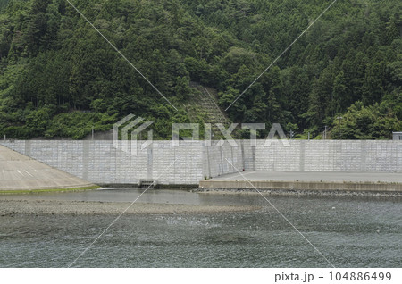 津波対応の護岸工事が行われた三陸の海岸線 津波対応の護岸工事が行われた三陸の海岸線 104886499
