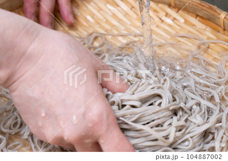 蕎麦 洗う 蕎麦 洗う 104887002