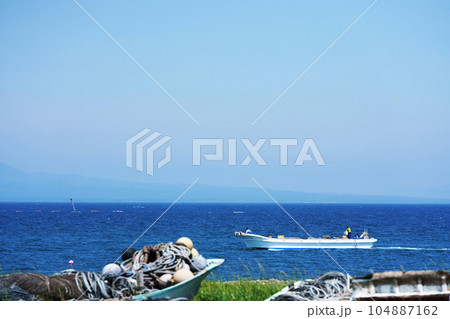 根室海峡を走る漁船　北海道 104887162